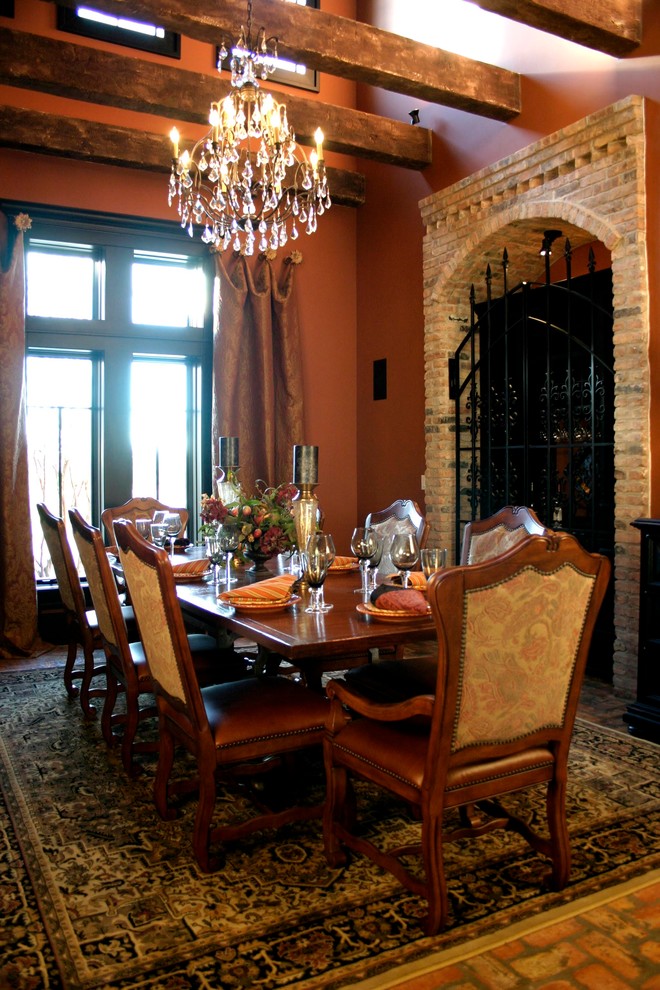 Пример оригинального дизайна: большая отдельная столовая в классическом стиле с оранжевыми стенами, кирпичным полом и коричневым полом без камина