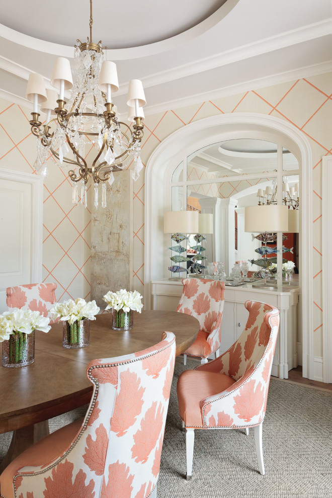 Idee per una sala da pranzo tradizionale chiusa con pareti multicolore e pavimento in legno massello medio