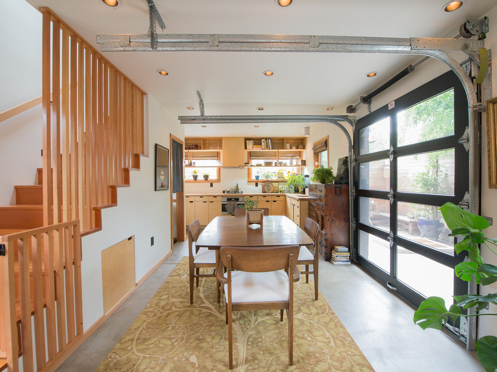 Idée de décoration pour une salle à manger ouverte sur la cuisine asiatique avec un mur blanc, sol en béton ciré et un sol gris.