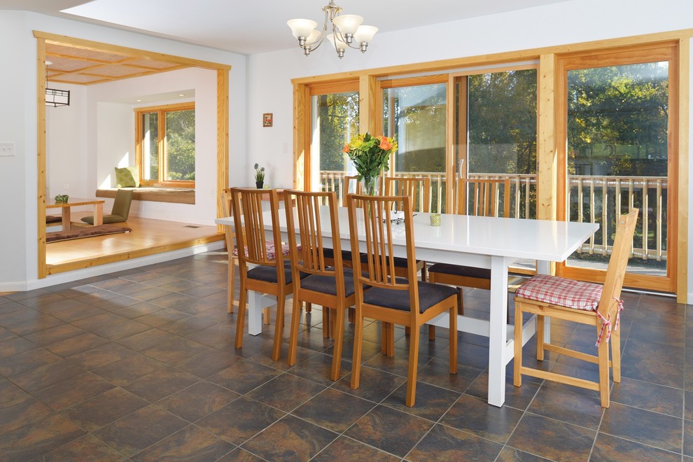 Foto di una sala da pranzo aperta verso la cucina etnica di medie dimensioni con pareti bianche, pavimento con piastrelle in ceramica e nessun camino