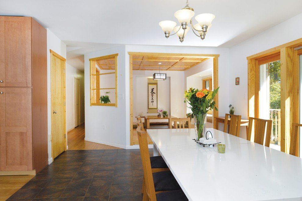 Foto di una sala da pranzo aperta verso la cucina etnica di medie dimensioni con pareti bianche, pavimento con piastrelle in ceramica e nessun camino