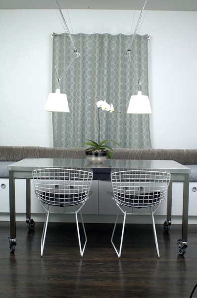 Idee per una sala da pranzo aperta verso la cucina minimalista di medie dimensioni con pareti bianche e parquet scuro