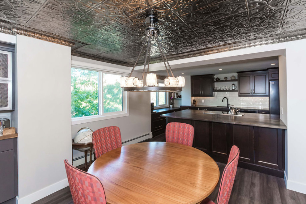 На фото: кухня-столовая среднего размера в стиле фьюжн с серыми стенами, полом из винила, разноцветным полом и многоуровневым потолком без камина