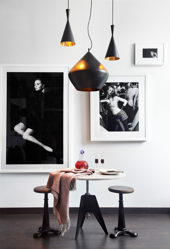 На фото: столовая в стиле фьюжн с белыми стенами и темным паркетным полом