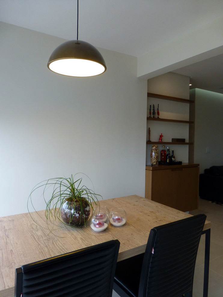 Kleine Moderne Wohnküche mit Porzellan-Bodenfliesen in Sonstige