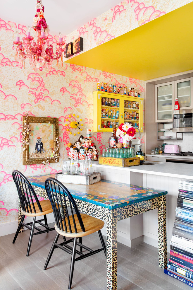 Ispirazione per una sala da pranzo aperta verso la cucina eclettica con pareti multicolore, parquet chiaro e nessun camino