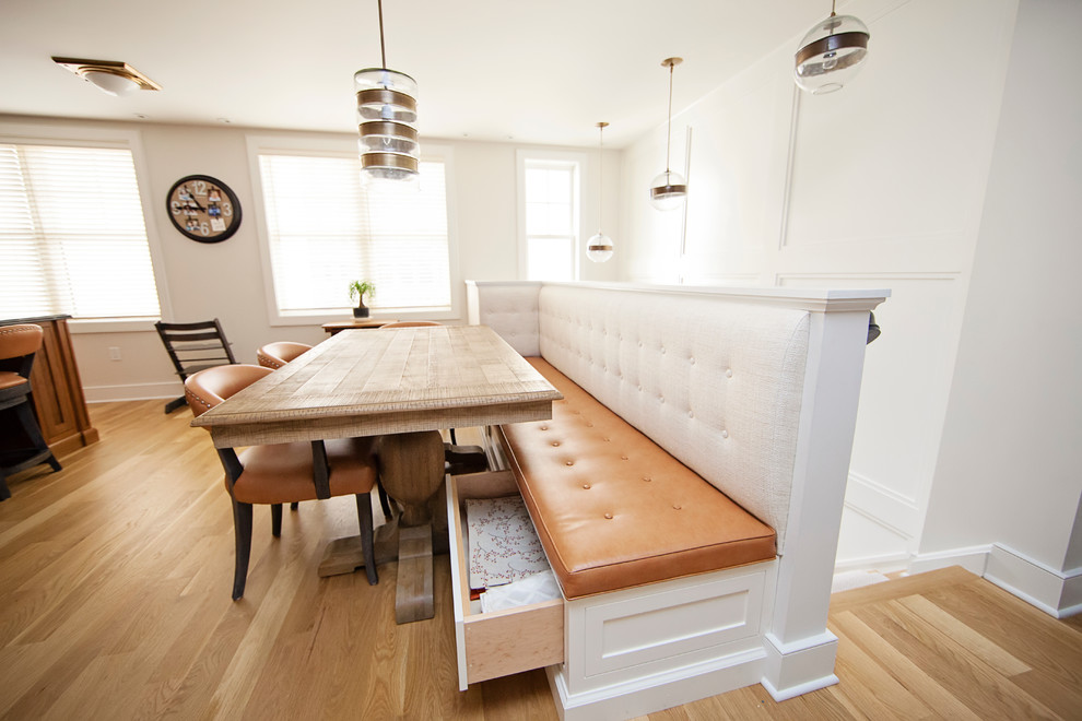 Свежая идея для дизайна: кухня-столовая среднего размера в стиле кантри с белыми стенами и светлым паркетным полом - отличное фото интерьера