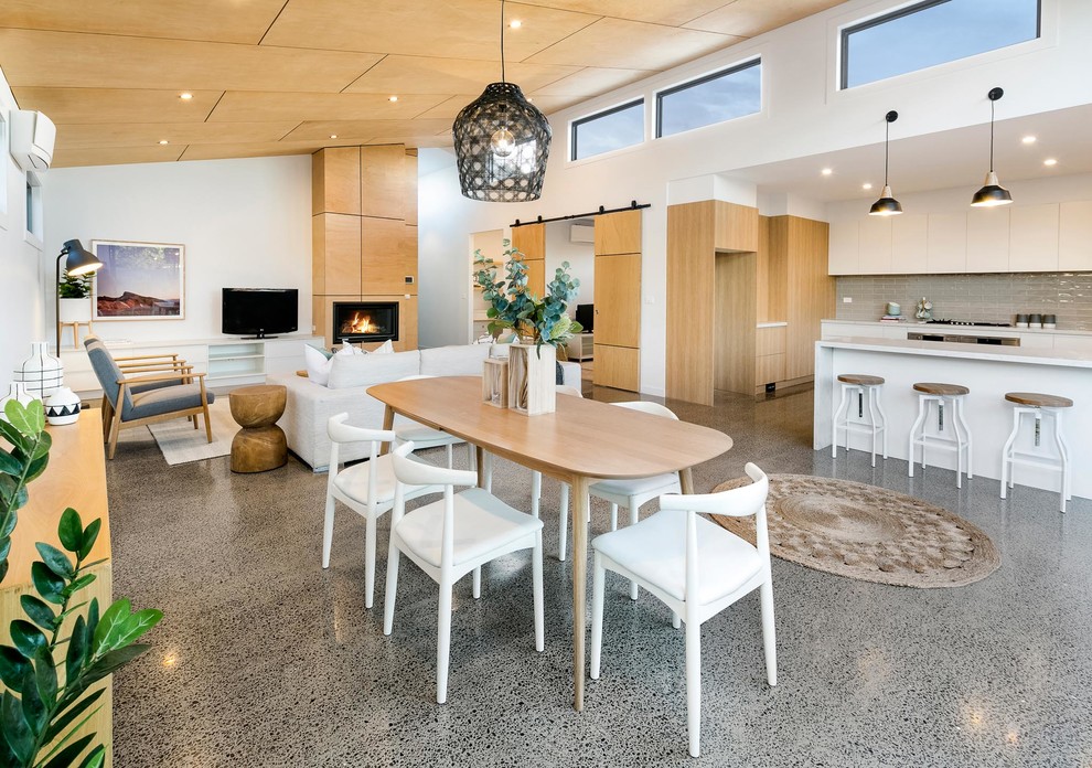 Стильный дизайн: гостиная-столовая в современном стиле с белыми стенами - последний тренд