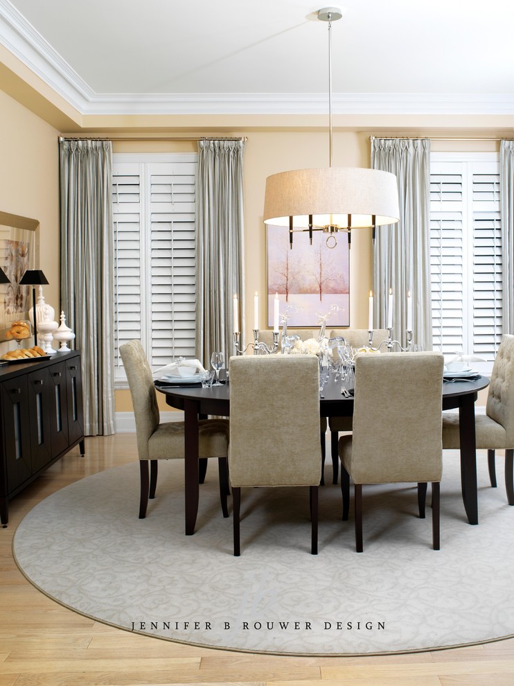 Esempio di una sala da pranzo minimal di medie dimensioni e chiusa con parquet chiaro e pareti beige