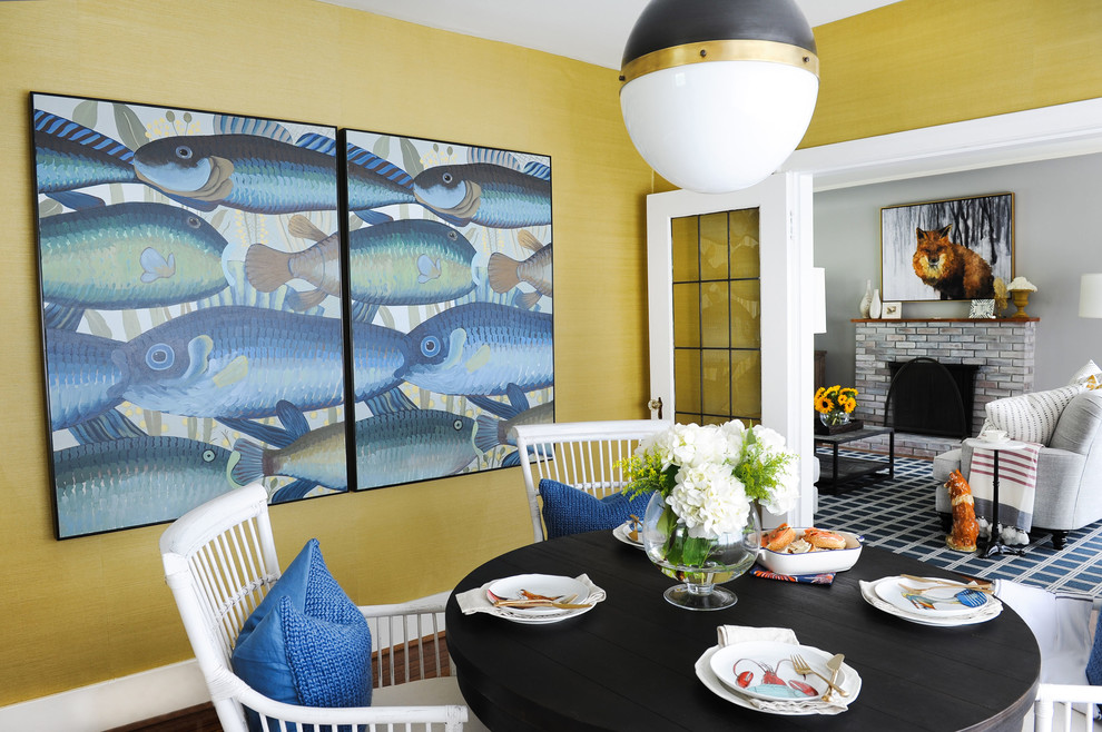 Источник вдохновения для домашнего уюта: столовая в морском стиле с желтыми стенами, паркетным полом среднего тона и коричневым полом