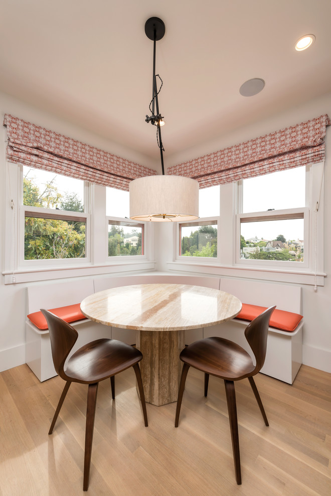 Kleine Stilmix Wohnküche ohne Kamin mit grauer Wandfarbe und hellem Holzboden in San Francisco