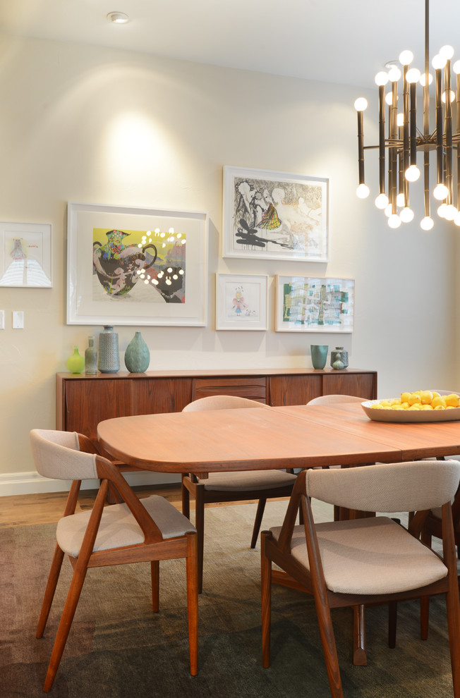 Idee per una grande sala da pranzo minimalista con pareti beige e pavimento in legno massello medio