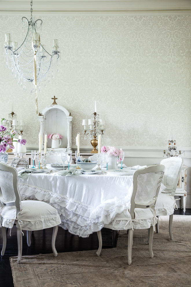 Exemple d'une salle à manger romantique fermée avec un mur blanc et parquet foncé.