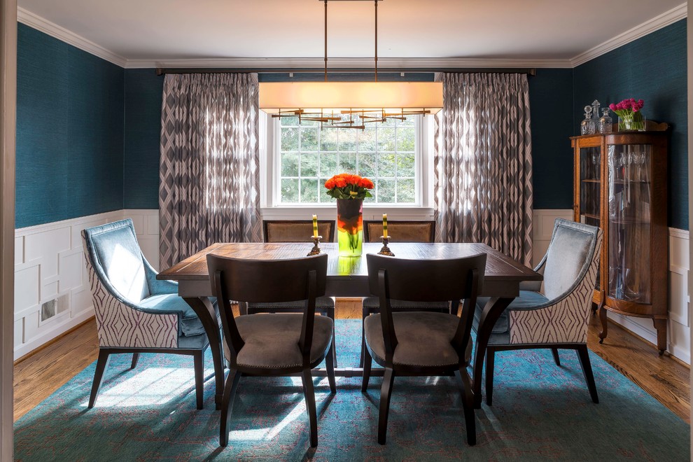 Esempio di una sala da pranzo chic chiusa e di medie dimensioni con pareti blu e pavimento in legno massello medio