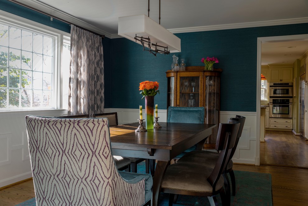 Inspiration för en mellanstor vintage separat matplats, med blå väggar och mörkt trägolv