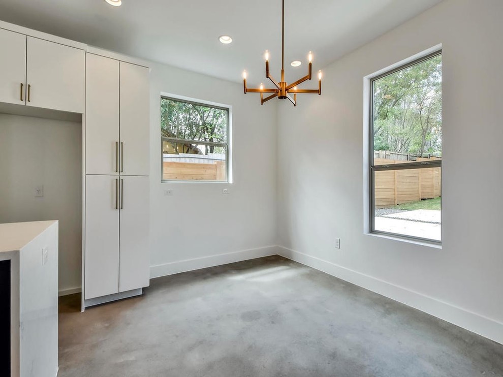 Стильный дизайн: кухня-столовая среднего размера в стиле модернизм с белыми стенами, бетонным полом и серым полом без камина - последний тренд