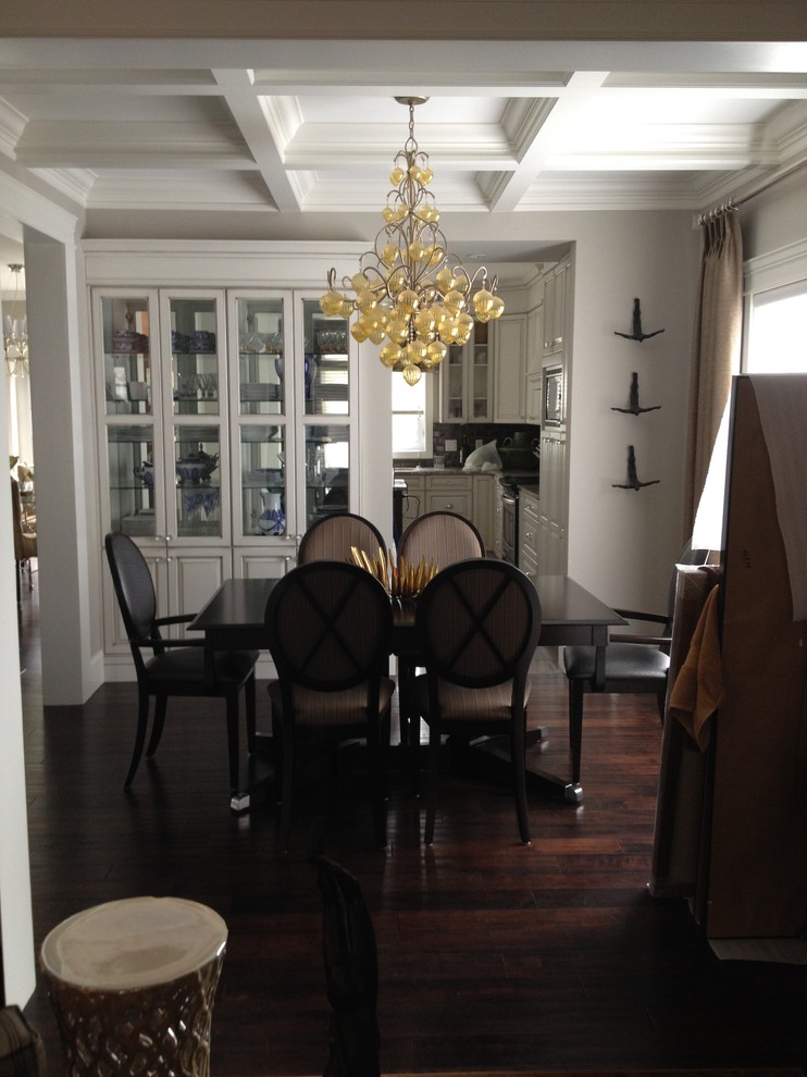 Foto di una sala da pranzo classica chiusa e di medie dimensioni con pareti beige e parquet scuro
