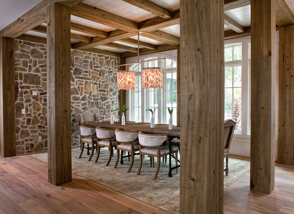Idee per una sala da pranzo country con pareti bianche e pavimento in legno massello medio