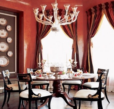 Esempio di una grande sala da pranzo classica con pareti arancioni, pavimento in legno massello medio e pavimento marrone