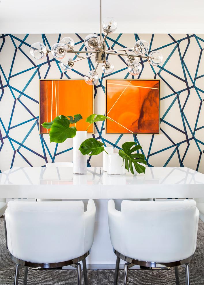 На фото: столовая в современном стиле с разноцветными стенами, ковровым покрытием, серым полом и обоями на стенах