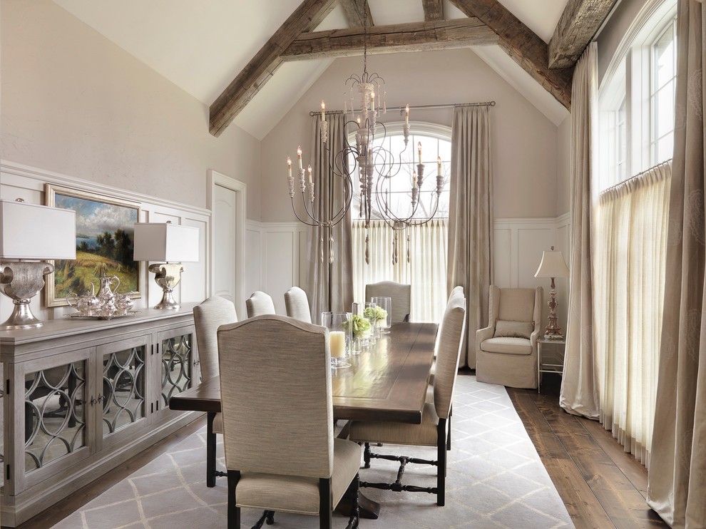 Cette image montre une rideau de salle à manger traditionnelle fermée avec un mur beige et parquet foncé.