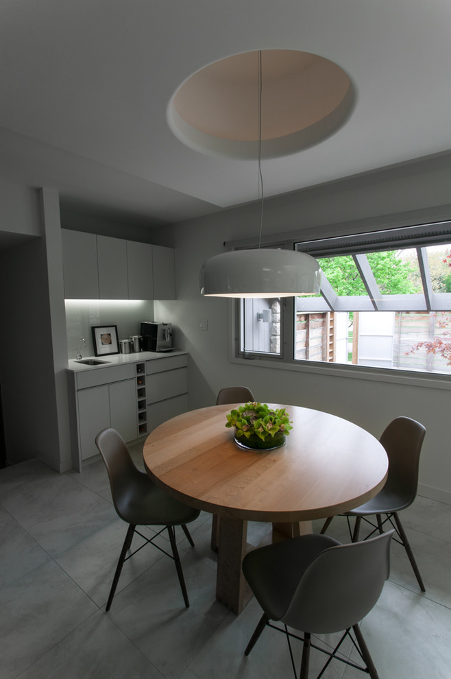 Пример оригинального дизайна: столовая в современном стиле с серыми стенами