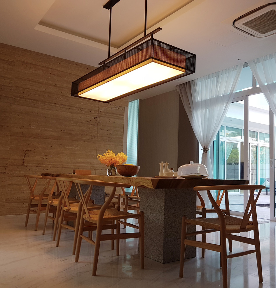 Esempio di una sala da pranzo aperta verso il soggiorno moderna di medie dimensioni con pareti multicolore, pavimento in terracotta e pavimento multicolore