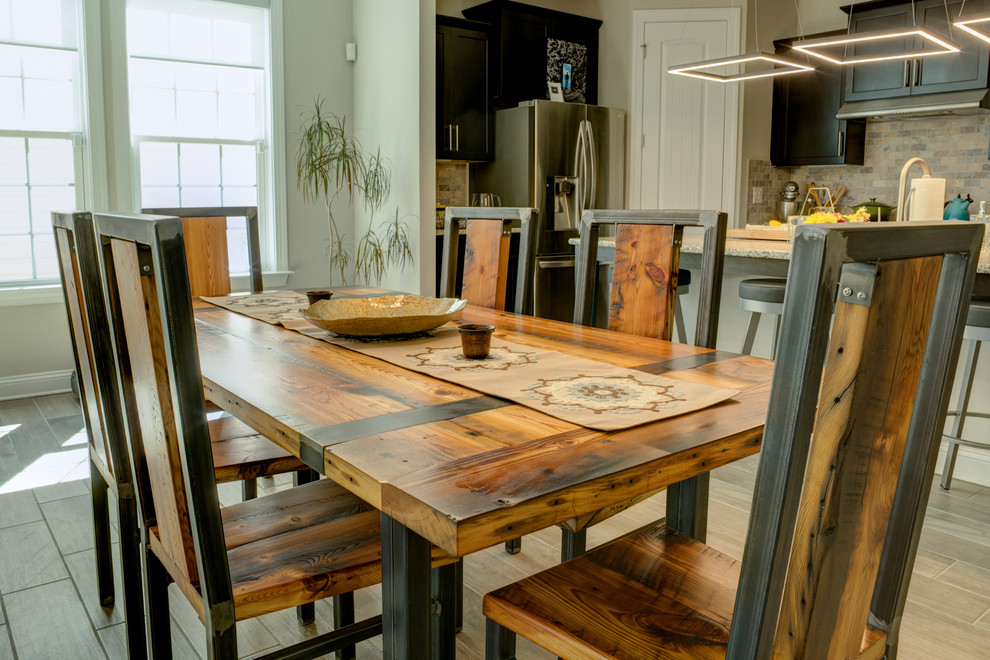 Immagine di una sala da pranzo aperta verso la cucina chic di medie dimensioni con pareti beige, parquet chiaro e pavimento marrone