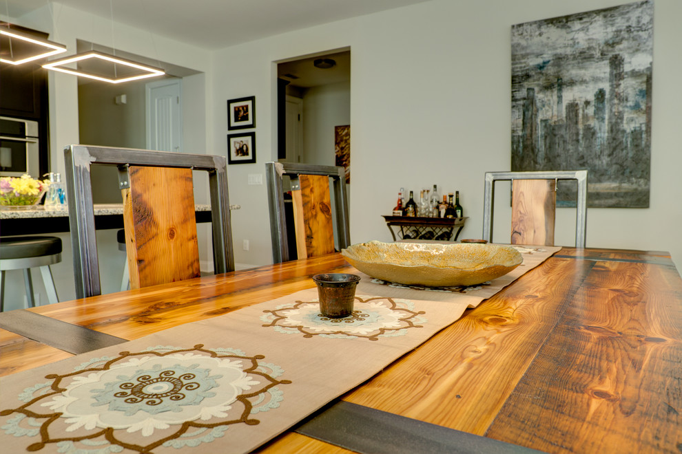 Foto de comedor de cocina tradicional renovado de tamaño medio con paredes beige, suelo de madera clara y suelo marrón