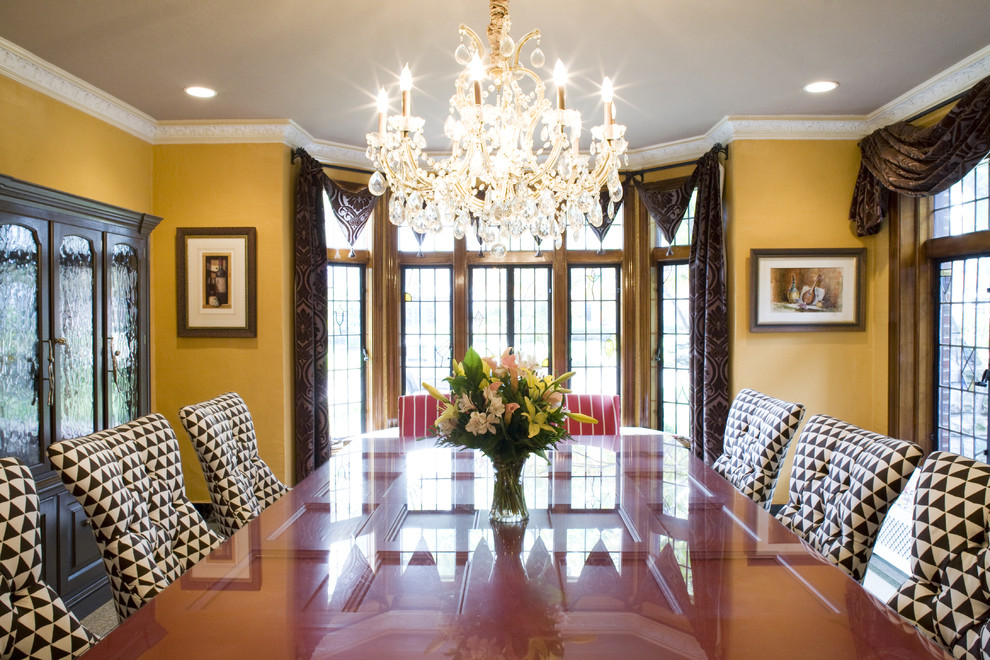 Dining room - traditional dining room idea in St Louis