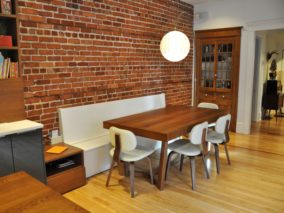 Exemple d'une salle à manger moderne avec un sol en bois brun et un sol jaune.