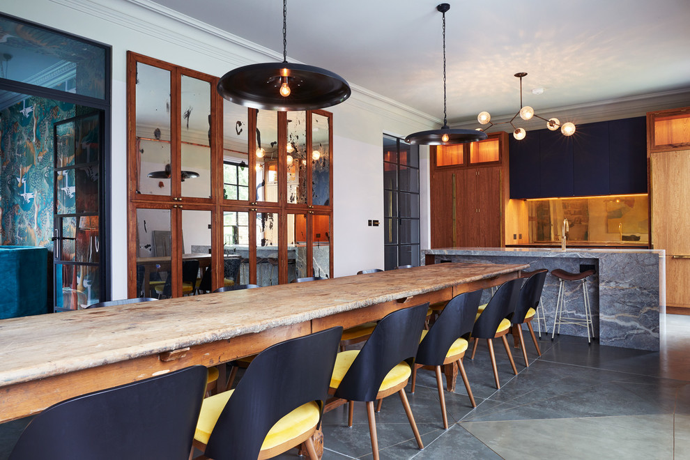 Imagen de comedor de cocina contemporáneo con paredes blancas, suelo de cemento y suelo gris