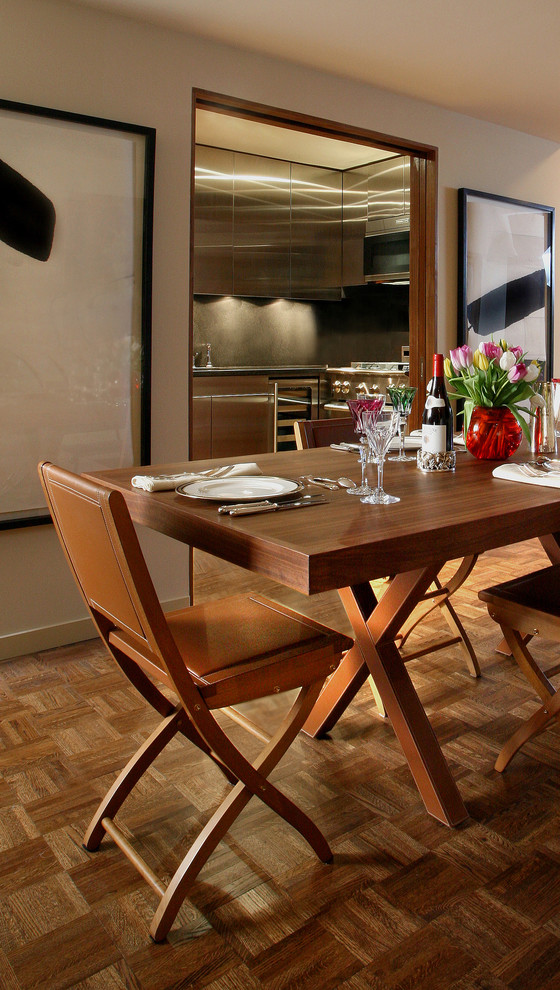 Imagen de comedor minimalista de tamaño medio cerrado sin chimenea con paredes blancas y suelo de madera en tonos medios