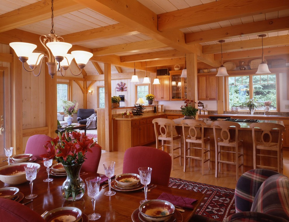 Esempio di una sala da pranzo aperta verso il soggiorno rustica con pavimento in legno massello medio