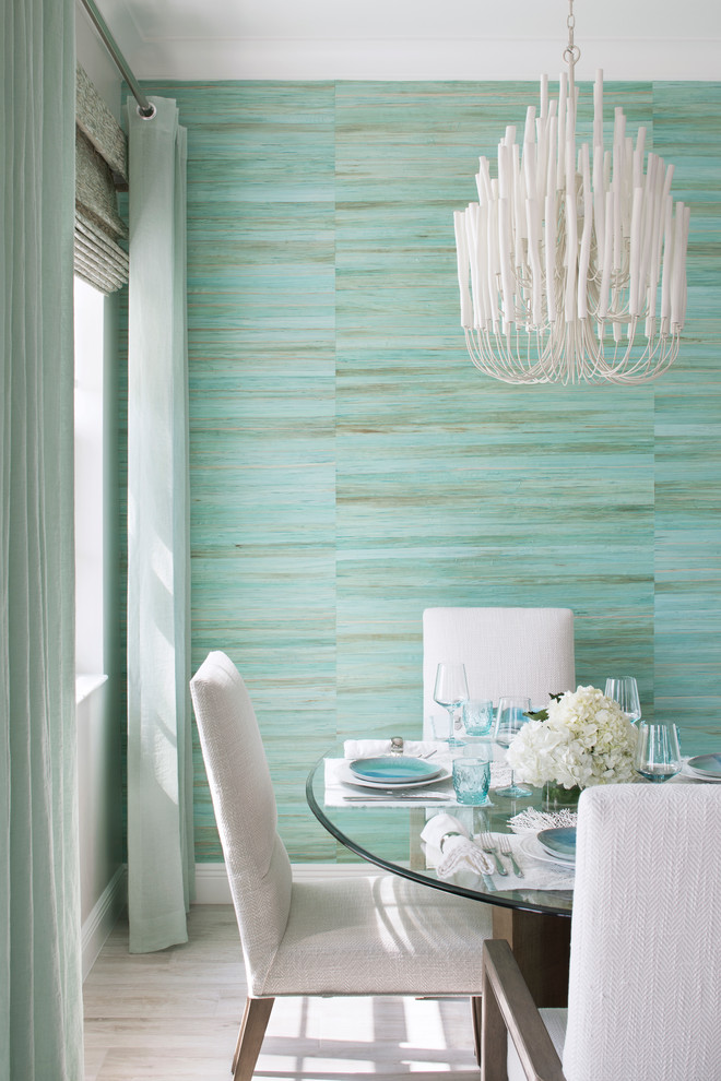 Aménagement d'une petite salle à manger ouverte sur la cuisine bord de mer avec un mur vert, un sol en carrelage de porcelaine et un sol gris.