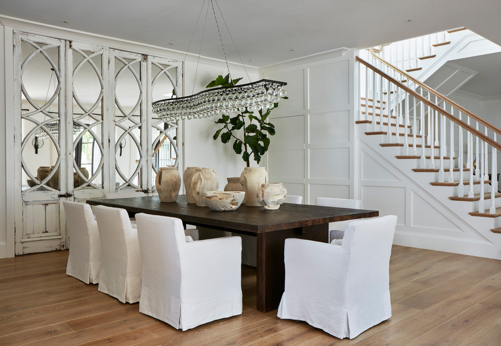 Esempio di una sala da pranzo stile marinaro con pareti bianche, parquet chiaro e pavimento beige