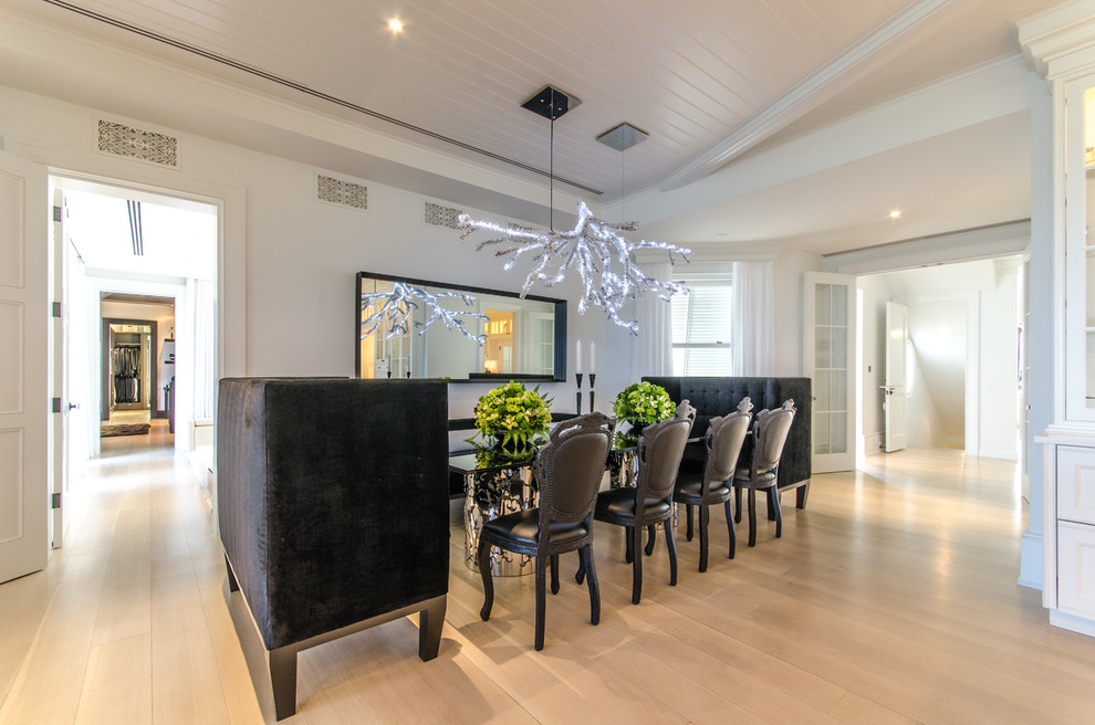 Immagine di un'ampia sala da pranzo aperta verso la cucina design con pareti bianche e parquet chiaro