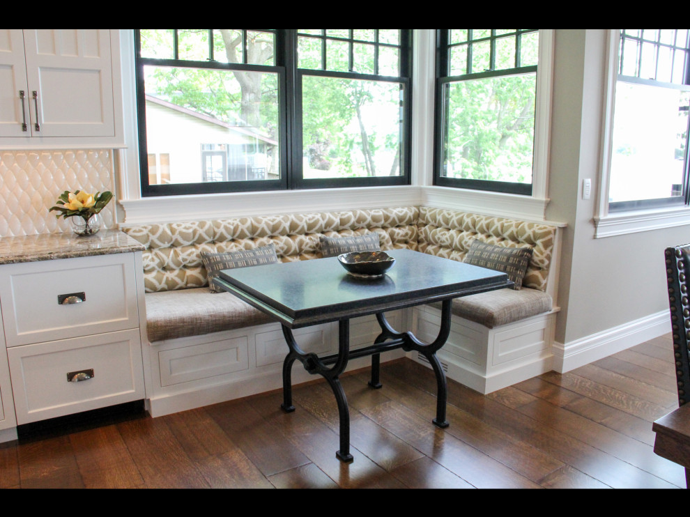 Пример оригинального дизайна: столовая в стиле неоклассика (современная классика) с с кухонным уголком, паркетным полом среднего тона, коричневым полом и кессонным потолком без камина