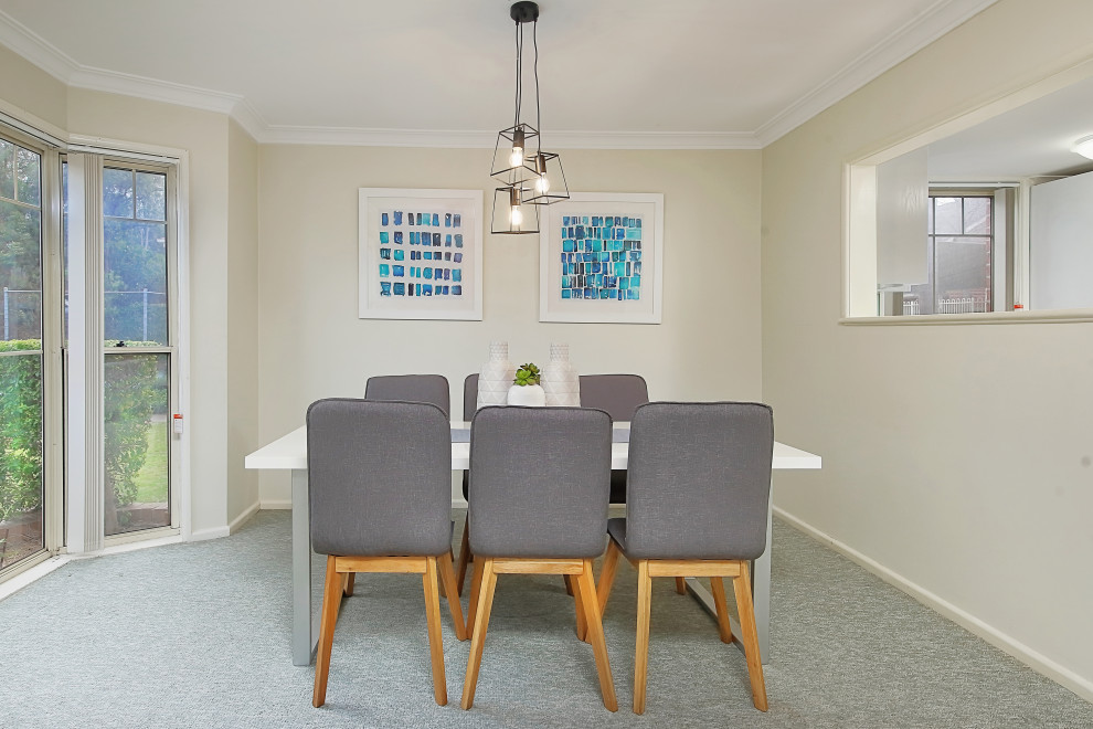 Idee per una sala da pranzo aperta verso il soggiorno minimal di medie dimensioni con pareti beige, moquette e pavimento verde