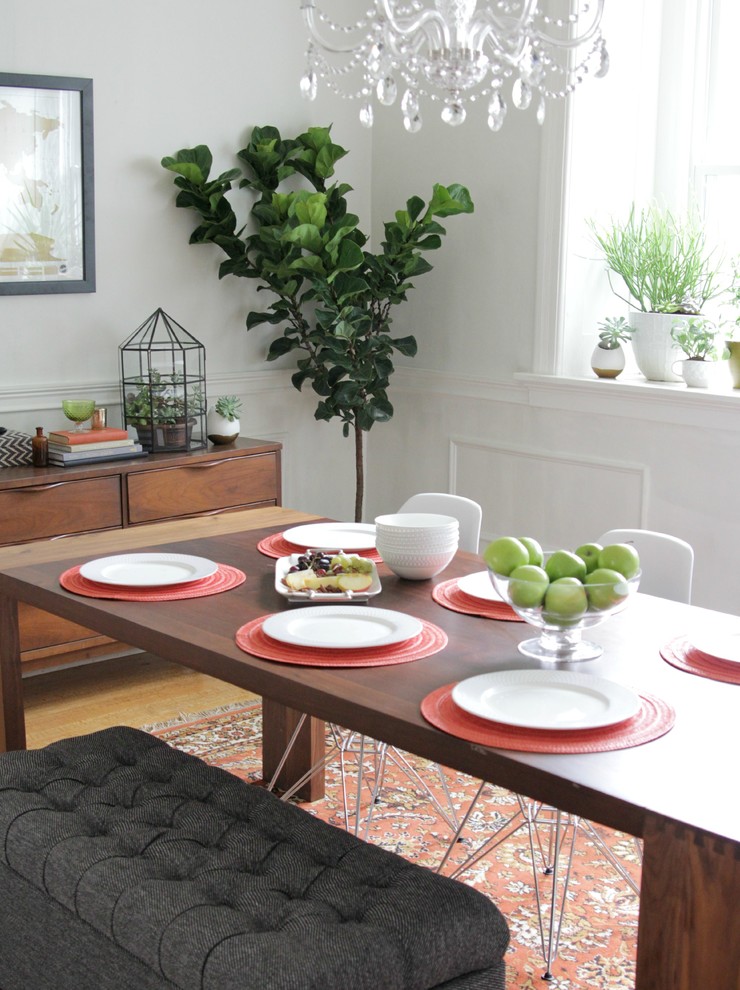 Ispirazione per una sala da pranzo moderna con pareti bianche e pavimento in legno massello medio