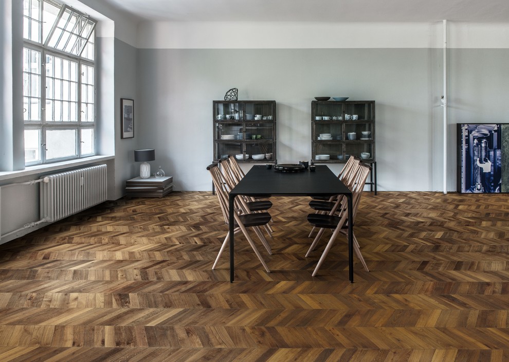 Esempio di una sala da pranzo aperta verso la cucina minimal con pavimento in legno massello medio e pavimento marrone