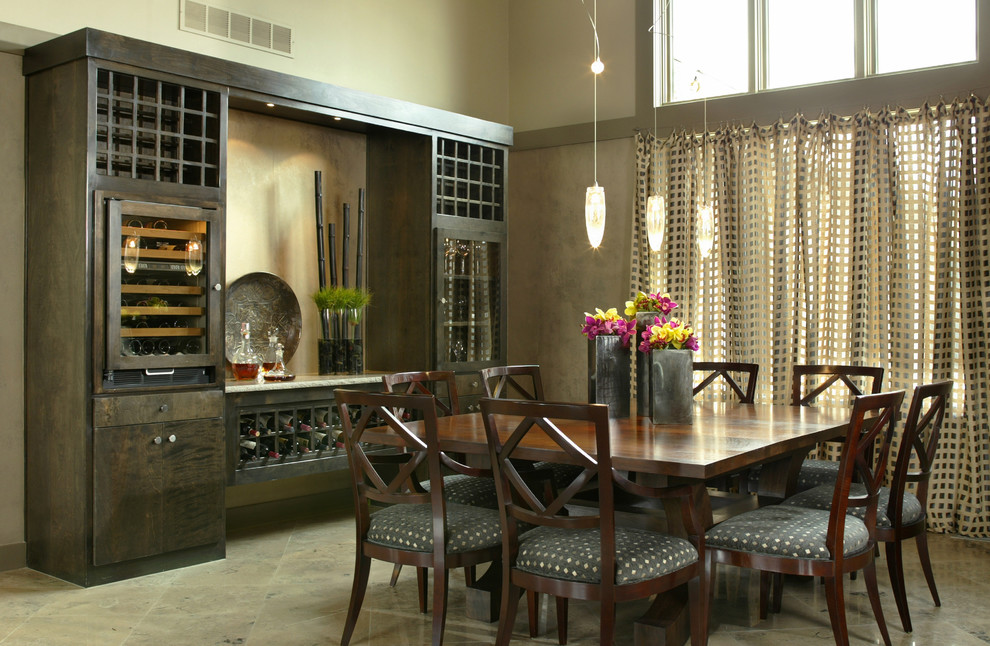 Immagine di una sala da pranzo aperta verso la cucina minimalista di medie dimensioni con pareti beige e pavimento con piastrelle in ceramica