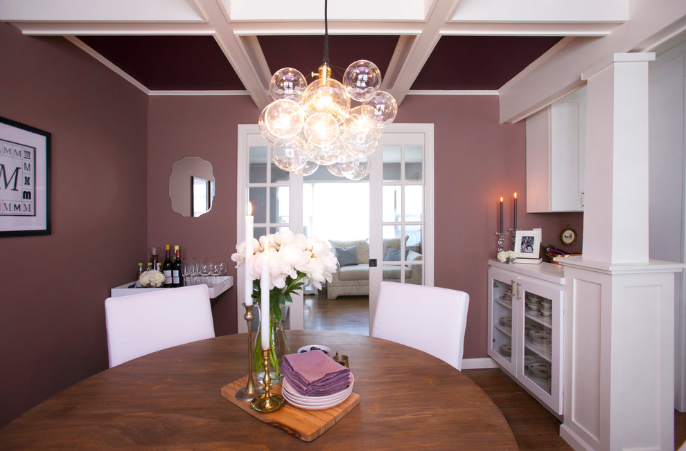 Réalisation d'une salle à manger ouverte sur la cuisine tradition de taille moyenne avec un mur violet et un sol en bois brun.