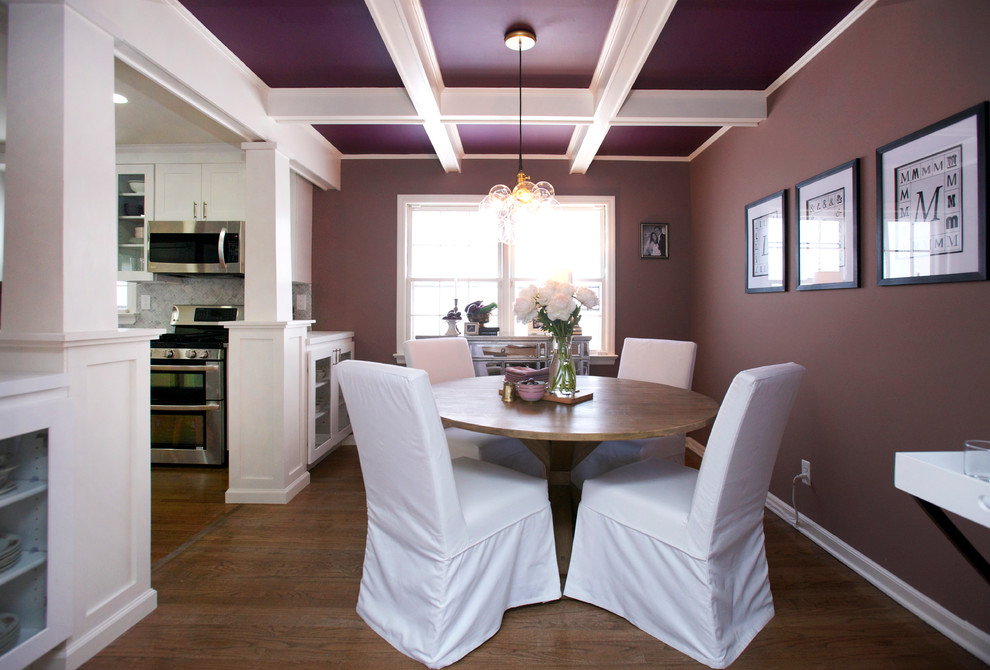 Idée de décoration pour une salle à manger ouverte sur la cuisine tradition de taille moyenne avec un sol en bois brun et un mur marron.