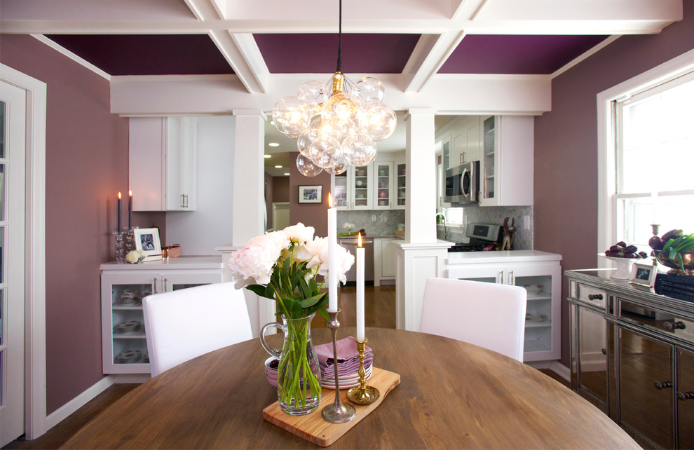 ニューヨークにある中くらいなトランジショナルスタイルのおしゃれなダイニングキッチン (紫の壁、無垢フローリング) の写真