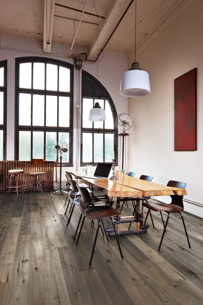 Foto de comedor campestre grande abierto con paredes blancas, suelo de madera en tonos medios y suelo marrón