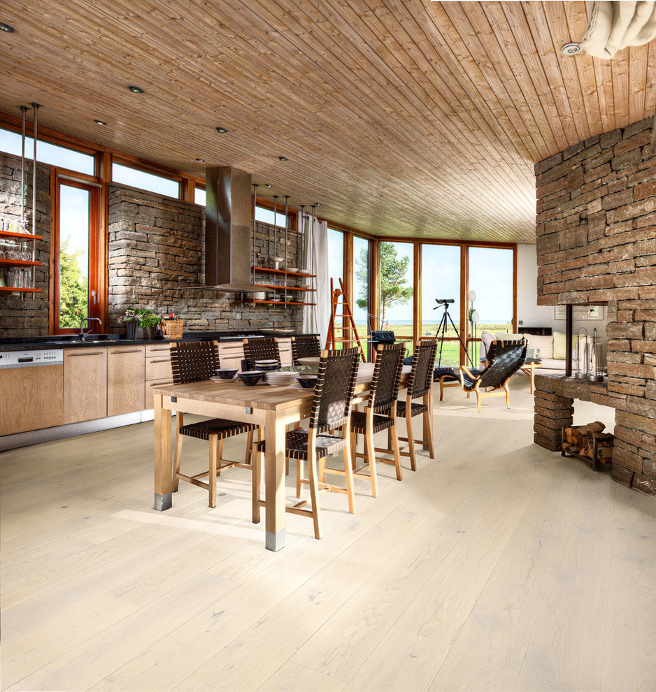 Inspiration pour une salle à manger ouverte sur le salon craftsman de taille moyenne avec un mur marron, un sol en bois brun, un manteau de cheminée en brique et une cheminée double-face.