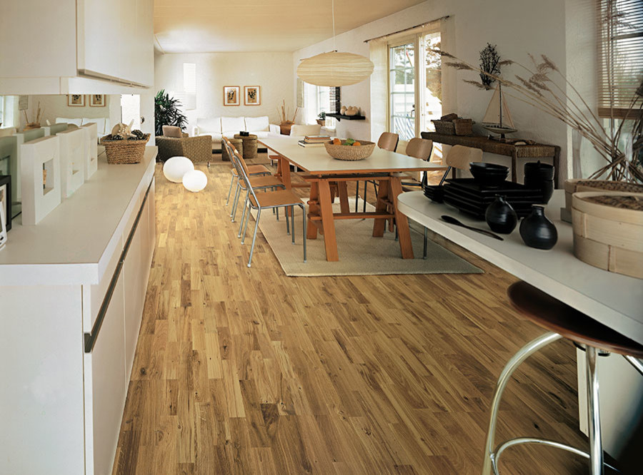 Foto di una sala da pranzo aperta verso la cucina scandinava di medie dimensioni con pareti bianche e pavimento in legno massello medio