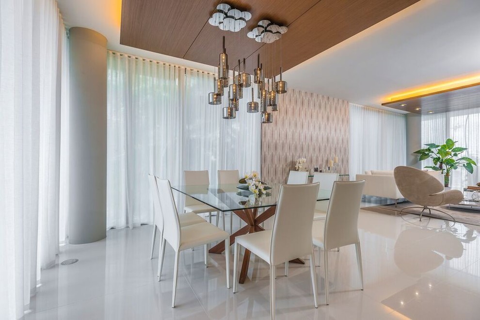Immagine di una sala da pranzo aperta verso il soggiorno minimal di medie dimensioni con pareti beige, nessun camino, pavimento marrone e pavimento in gres porcellanato