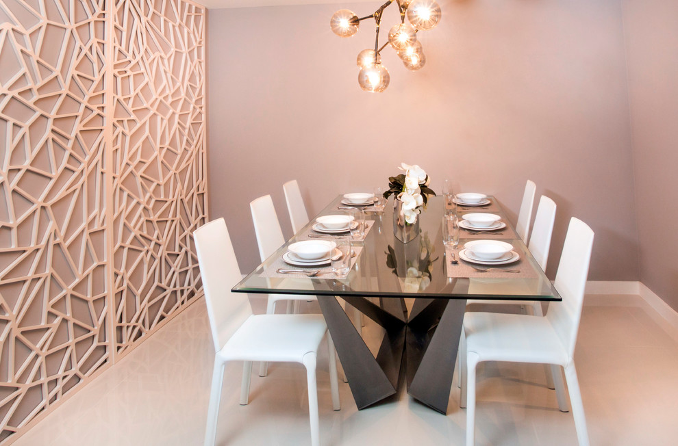 Foto di una sala da pranzo minimal di medie dimensioni con pareti marroni, pavimento in gres porcellanato, nessun camino e pavimento beige